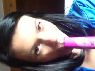 Deutsche Amateurin bringt sich mit Dildo zum Orgasmus.